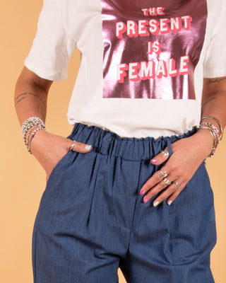 T- Shirt PRESENT IS FEMALE